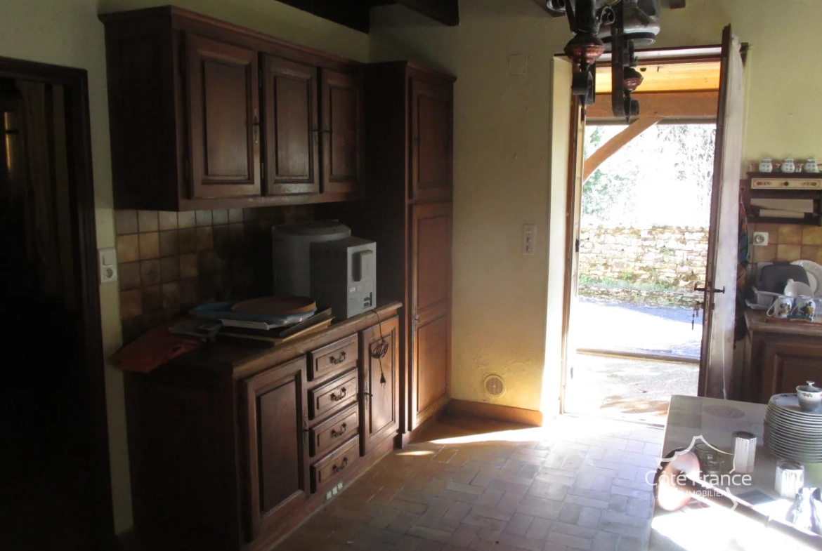 Ensemble immobilier en Dordogne avec maison, terrains et annexes - Opportunité unique 