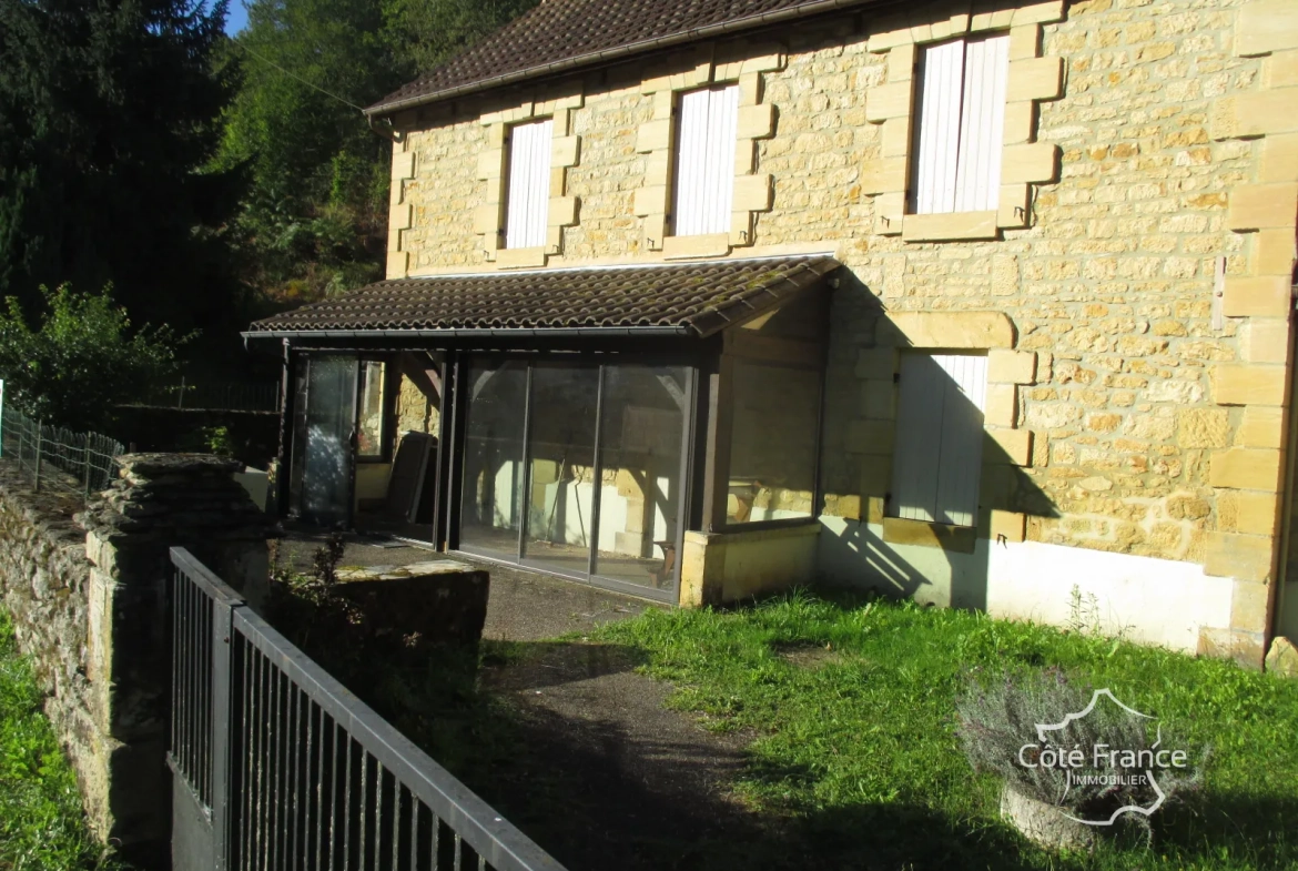 Ensemble immobilier en Dordogne avec maison, terrains et annexes - Opportunité unique 