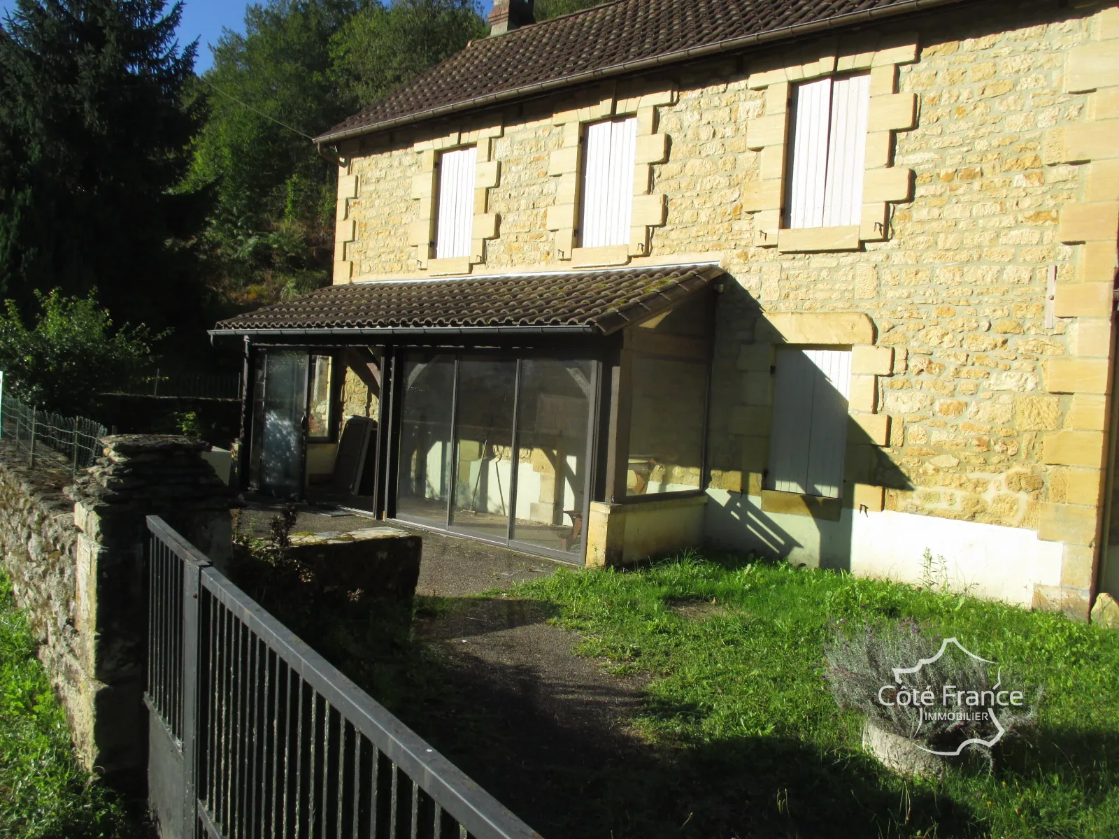 Ensemble immobilier en Dordogne avec maison, terrains et annexes - Opportunité unique 
