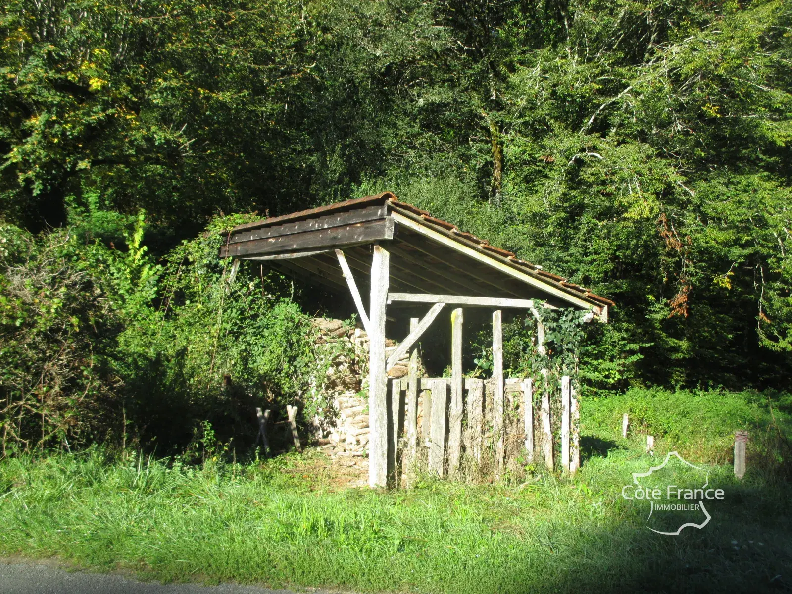 Ensemble immobilier en Dordogne avec maison, terrains et annexes - Opportunité unique 