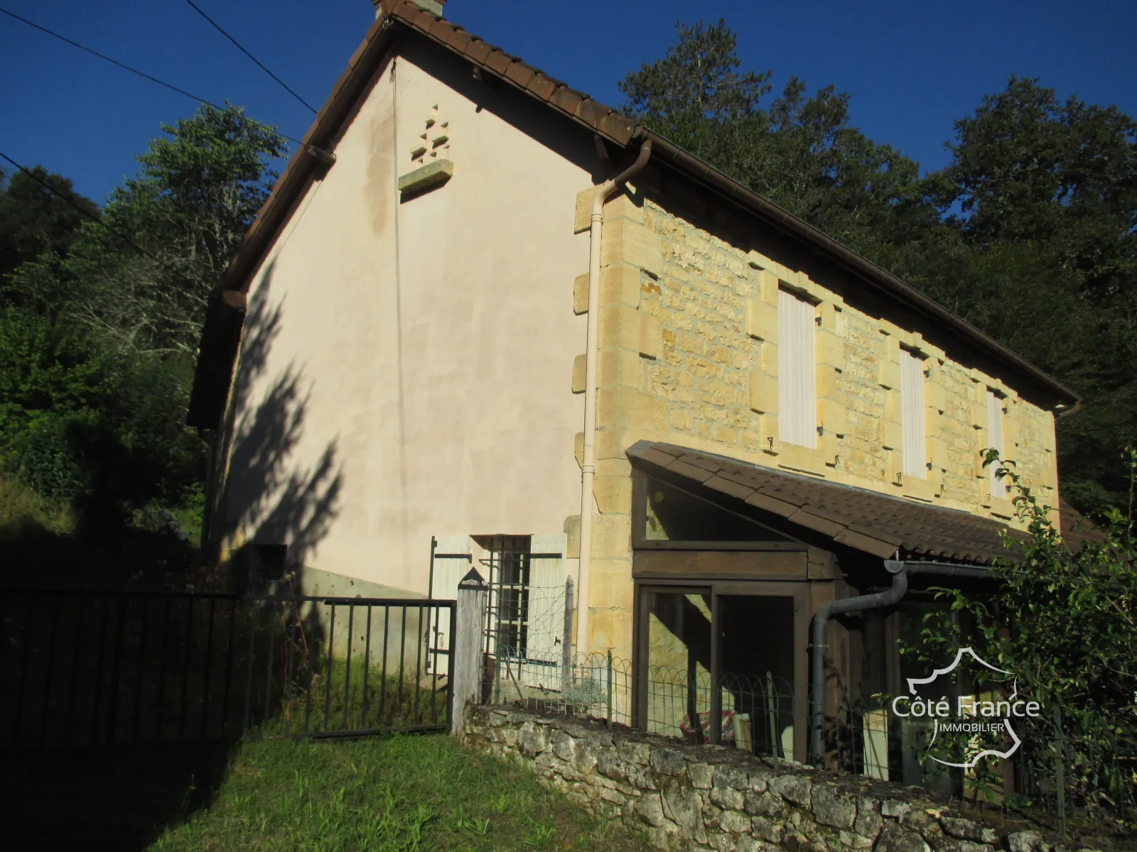 Ensemble immobilier en Dordogne avec maison, terrains et annexes - Opportunité unique 