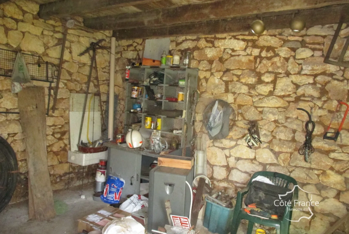 Ensemble immobilier en Dordogne avec maison, terrains et annexes - Opportunité unique 