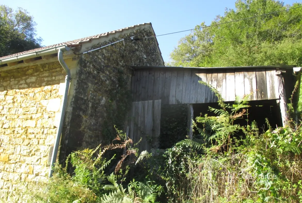 Ensemble immobilier en Dordogne avec maison, terrains et annexes - Opportunité unique 