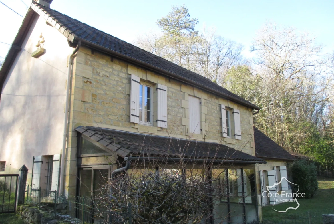 Ensemble immobilier en Dordogne avec maison, terrains et annexes - Opportunité unique 