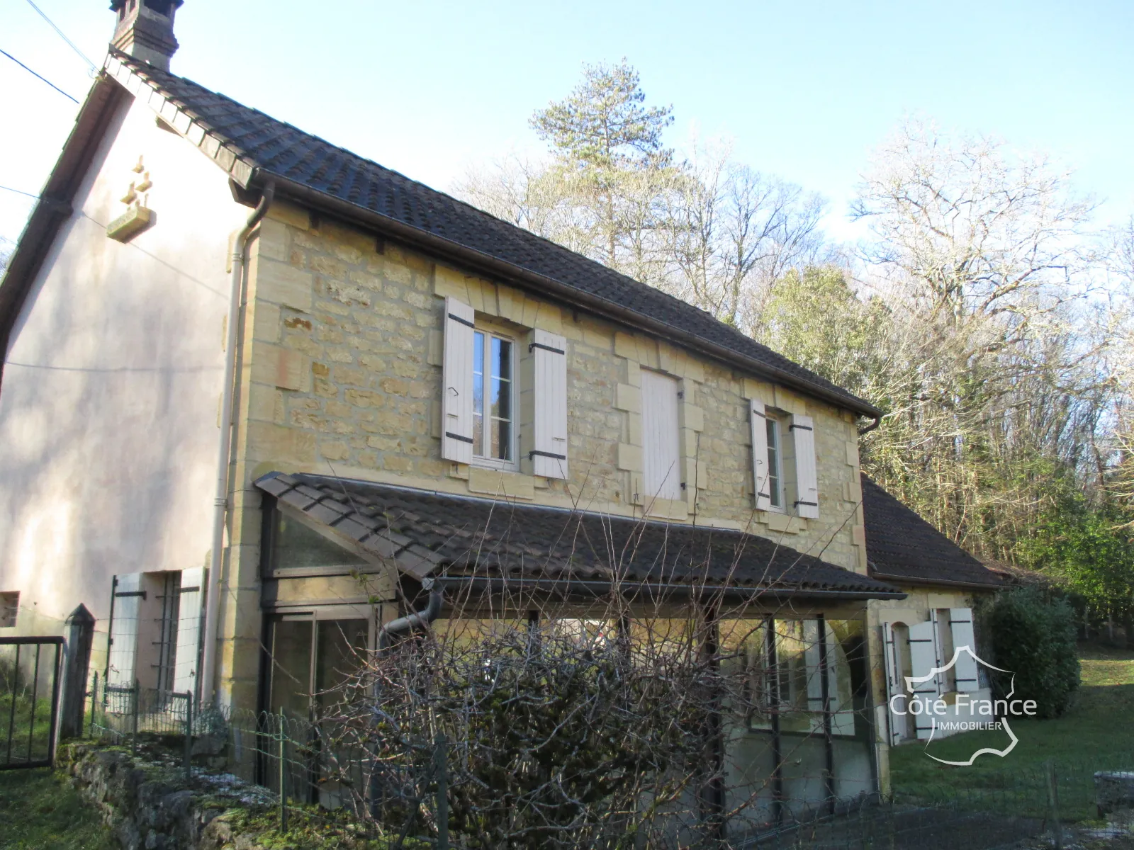 Ensemble immobilier en Dordogne avec maison, terrains et annexes - Opportunité unique 