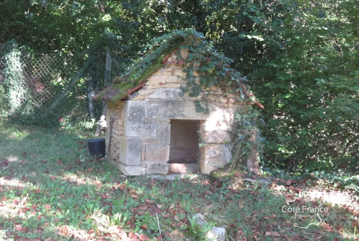 Ensemble immobilier en Dordogne avec maison, terrains et annexes - Opportunité unique 