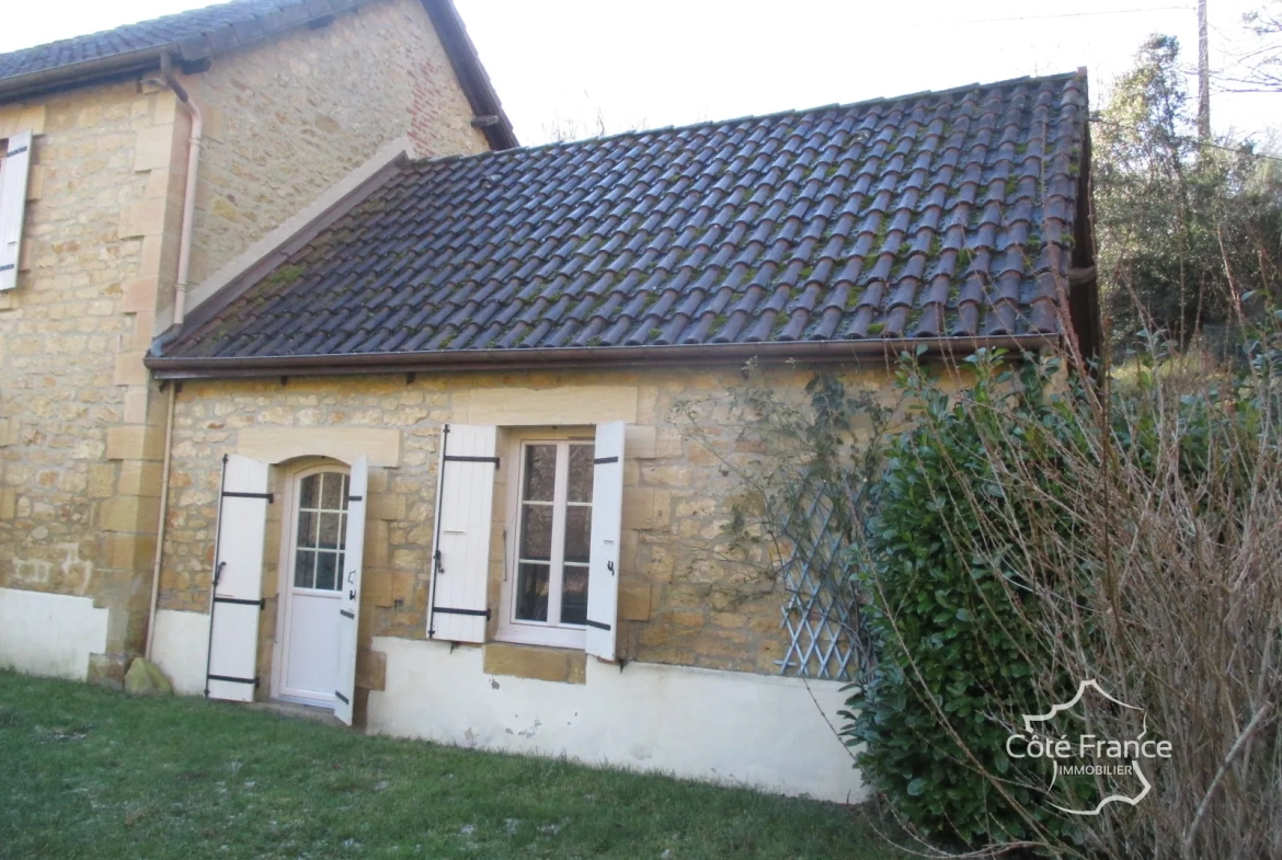 Ensemble immobilier en Dordogne avec maison, terrains et annexes - Opportunité unique 