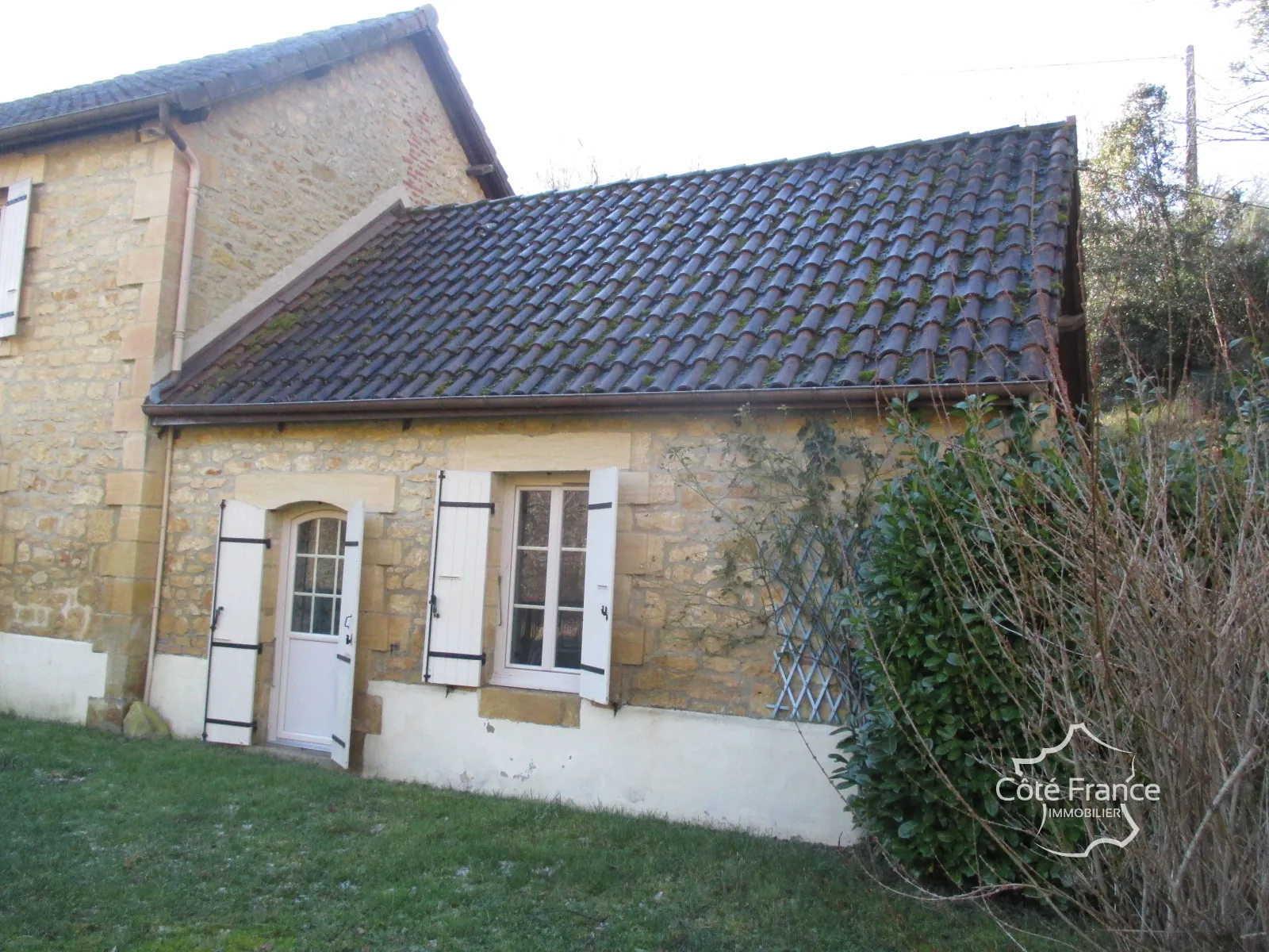 Ensemble immobilier en Dordogne avec maison, terrains et annexes - Opportunité unique 