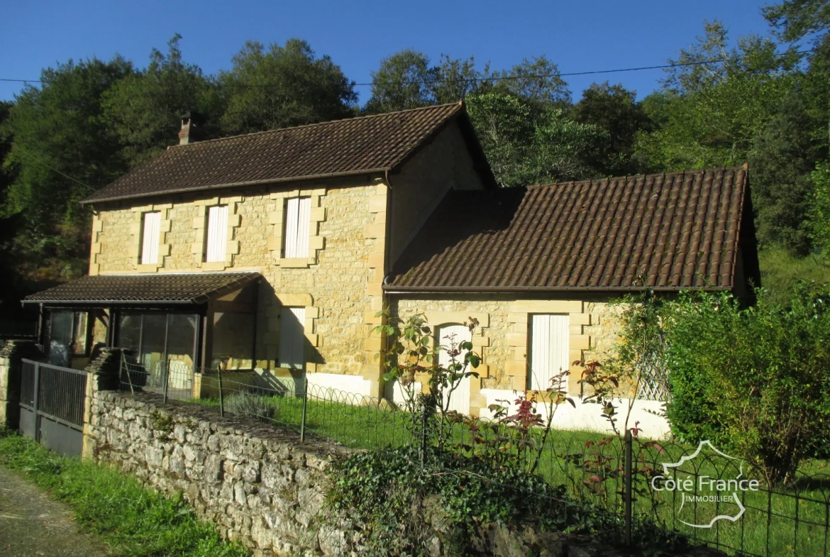 Ensemble immobilier en Dordogne avec maison, terrains et annexes - Opportunité unique 