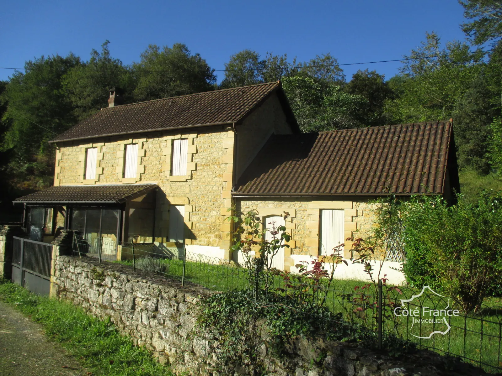 Ensemble immobilier en Dordogne avec maison, terrains et annexes - Opportunité unique 