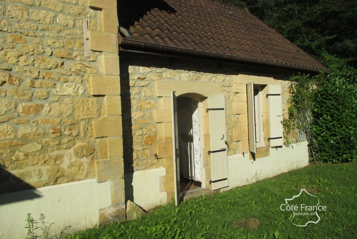 Ensemble immobilier en Dordogne avec maison, terrains et annexes - Opportunité unique 