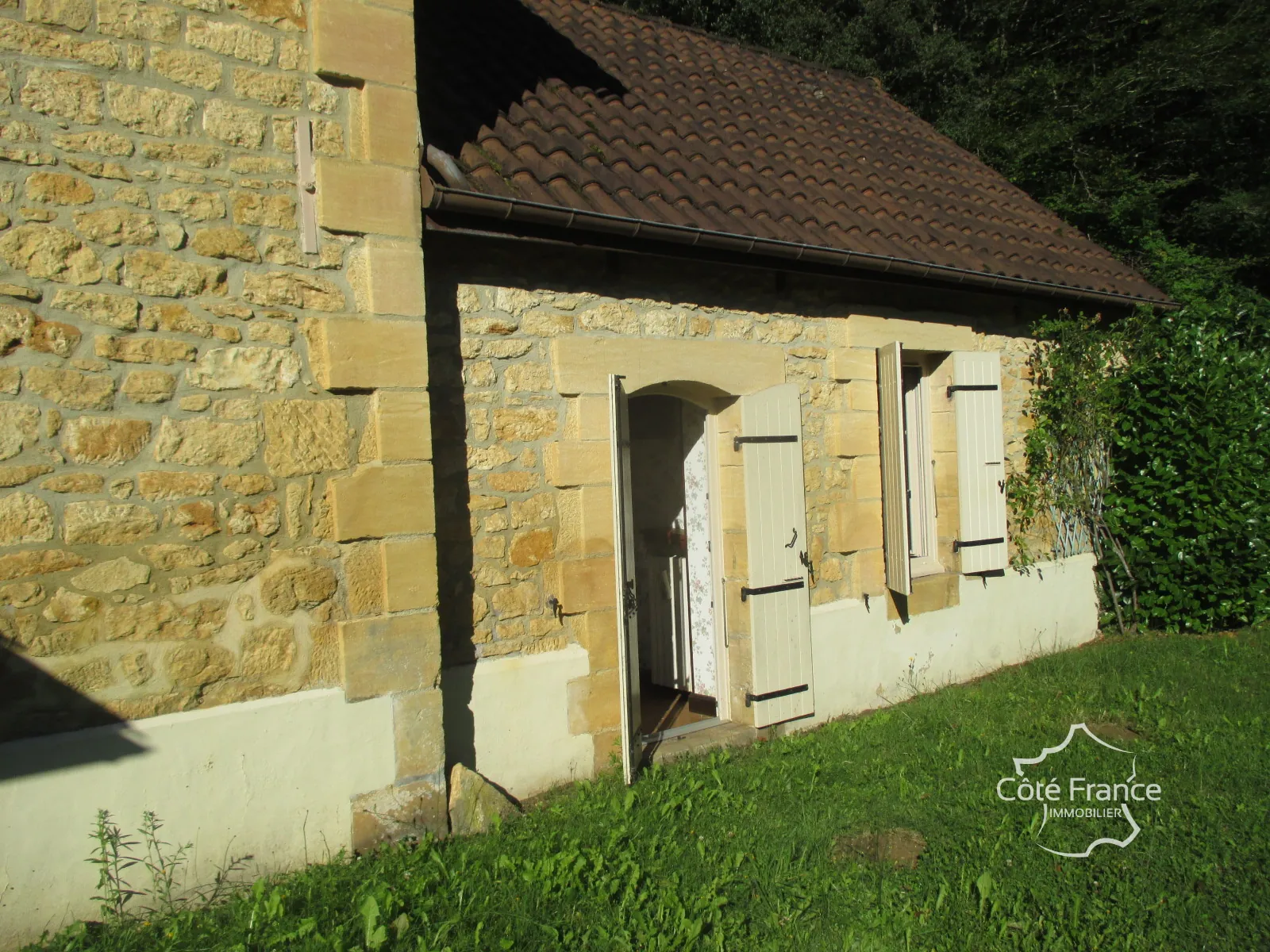 Ensemble immobilier en Dordogne avec maison, terrains et annexes - Opportunité unique 
