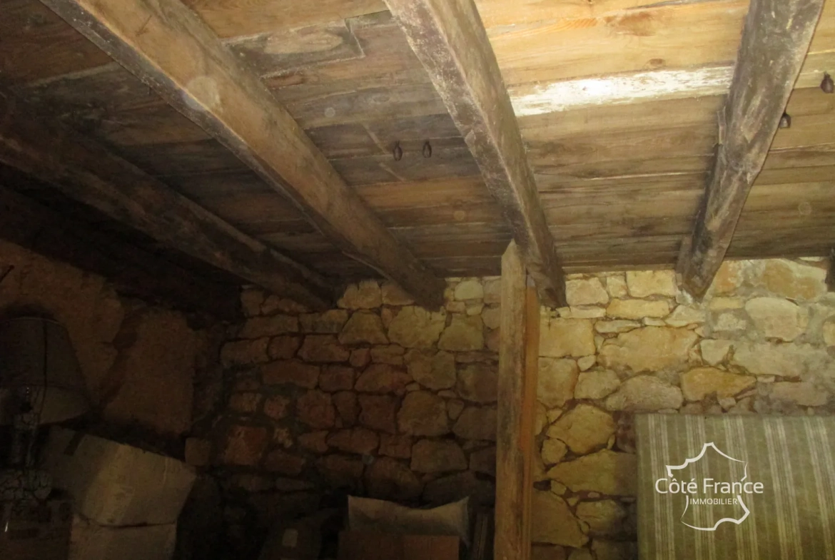 Ensemble immobilier en Dordogne avec maison, terrains et annexes - Opportunité unique 