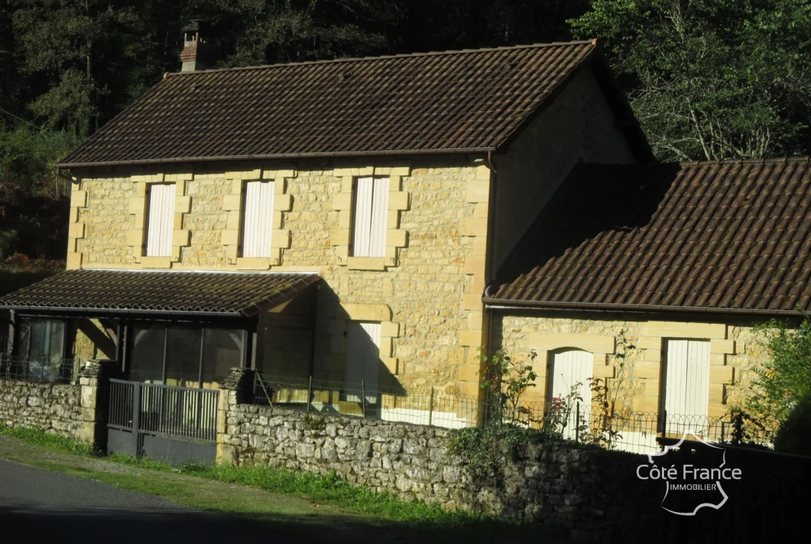 Ensemble immobilier en Dordogne avec maison, terrains et annexes - Opportunité unique 