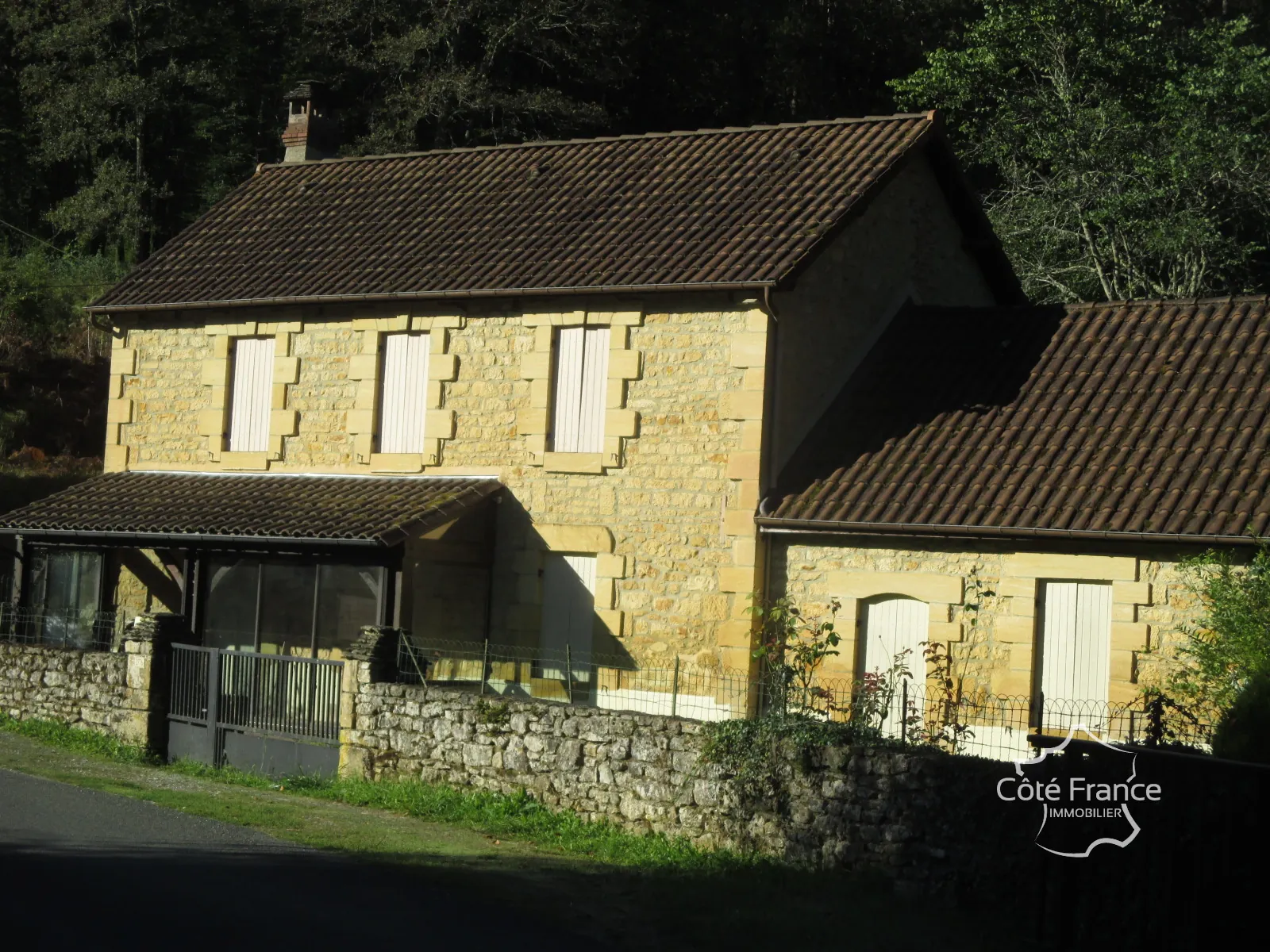 Ensemble immobilier en Dordogne avec maison, terrains et annexes - Opportunité unique 