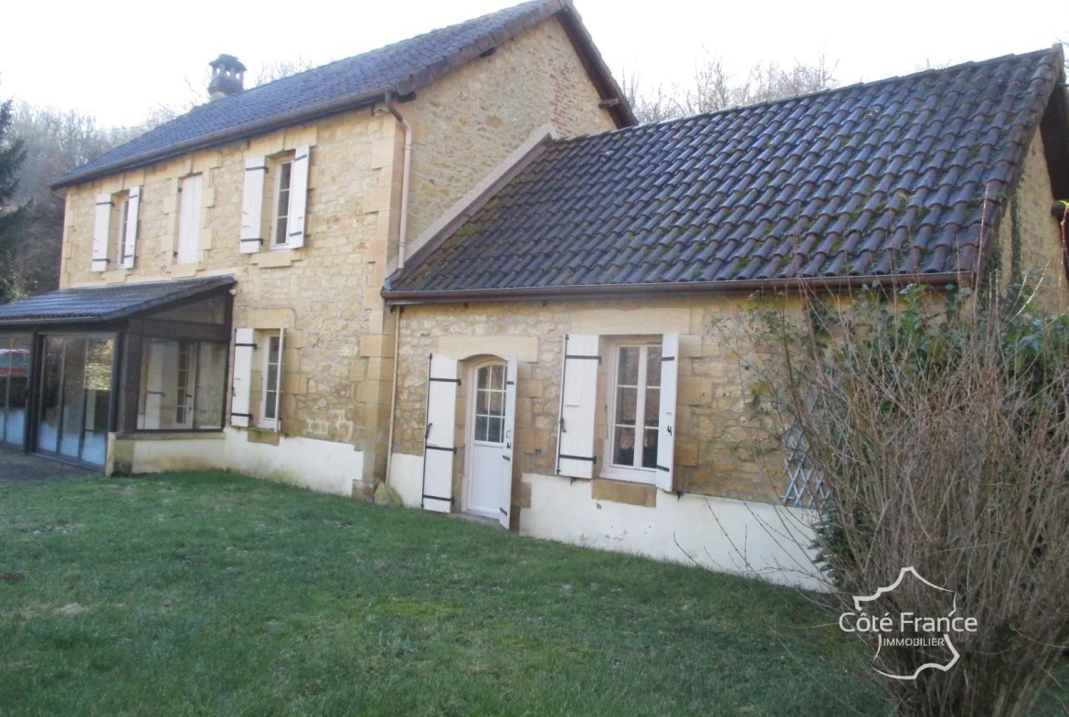 Ensemble immobilier en Dordogne avec maison, terrains et annexes - Opportunité unique 