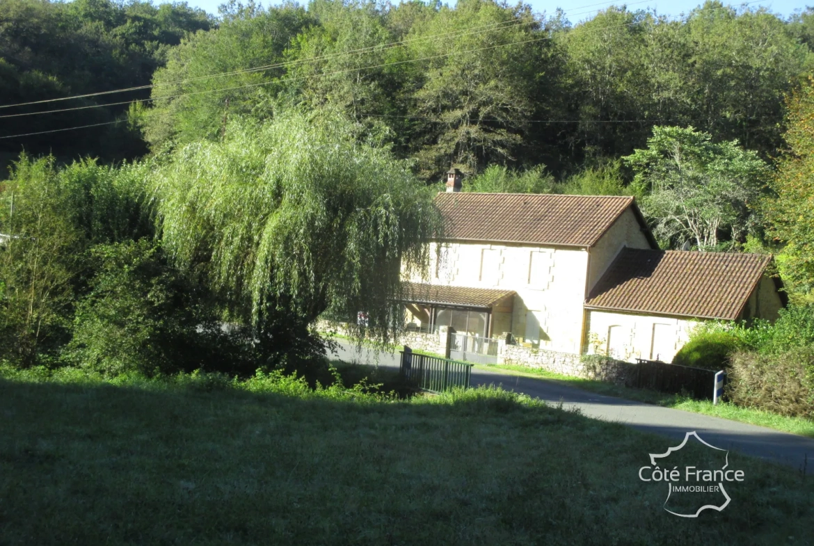 Ensemble immobilier en Dordogne avec maison, terrains et annexes - Opportunité unique 