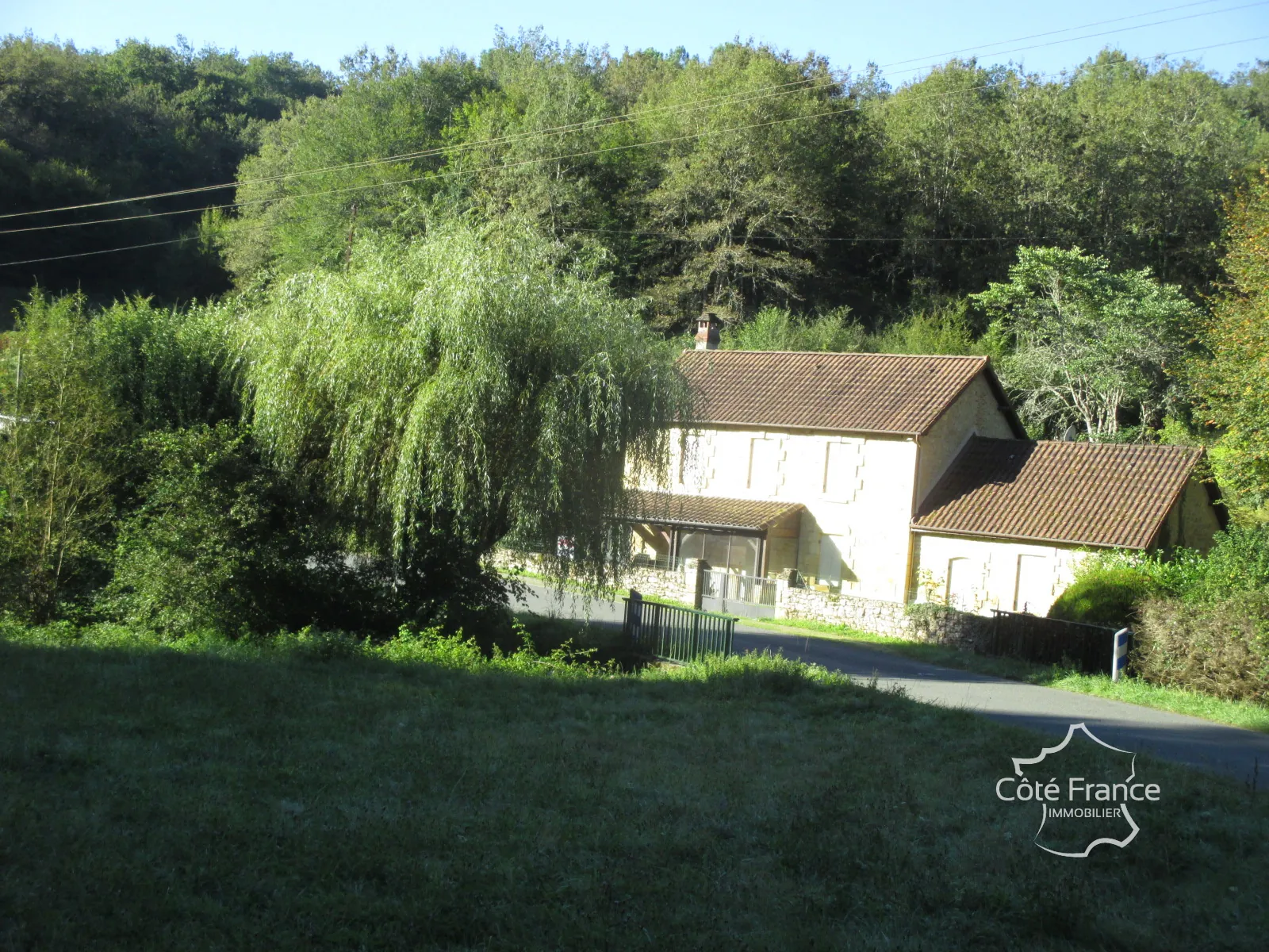 Ensemble immobilier en Dordogne avec maison, terrains et annexes - Opportunité unique 
