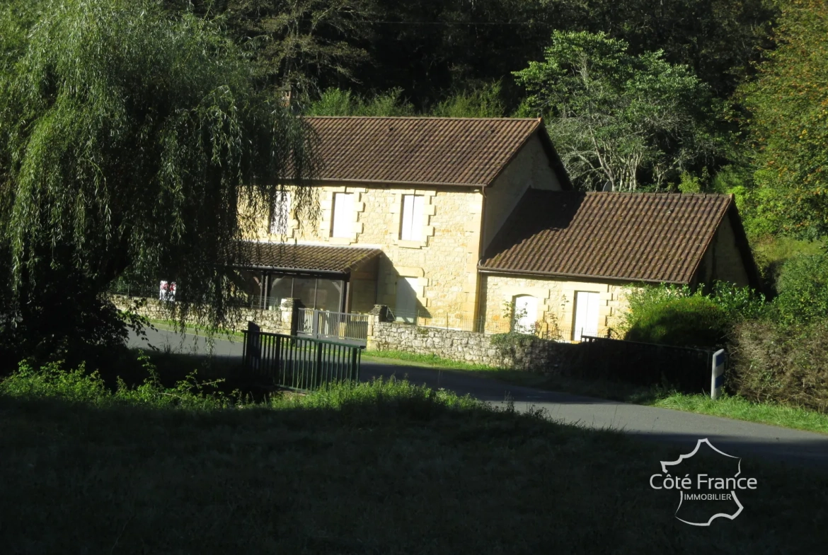 Ensemble immobilier en Dordogne avec maison, terrains et annexes - Opportunité unique 