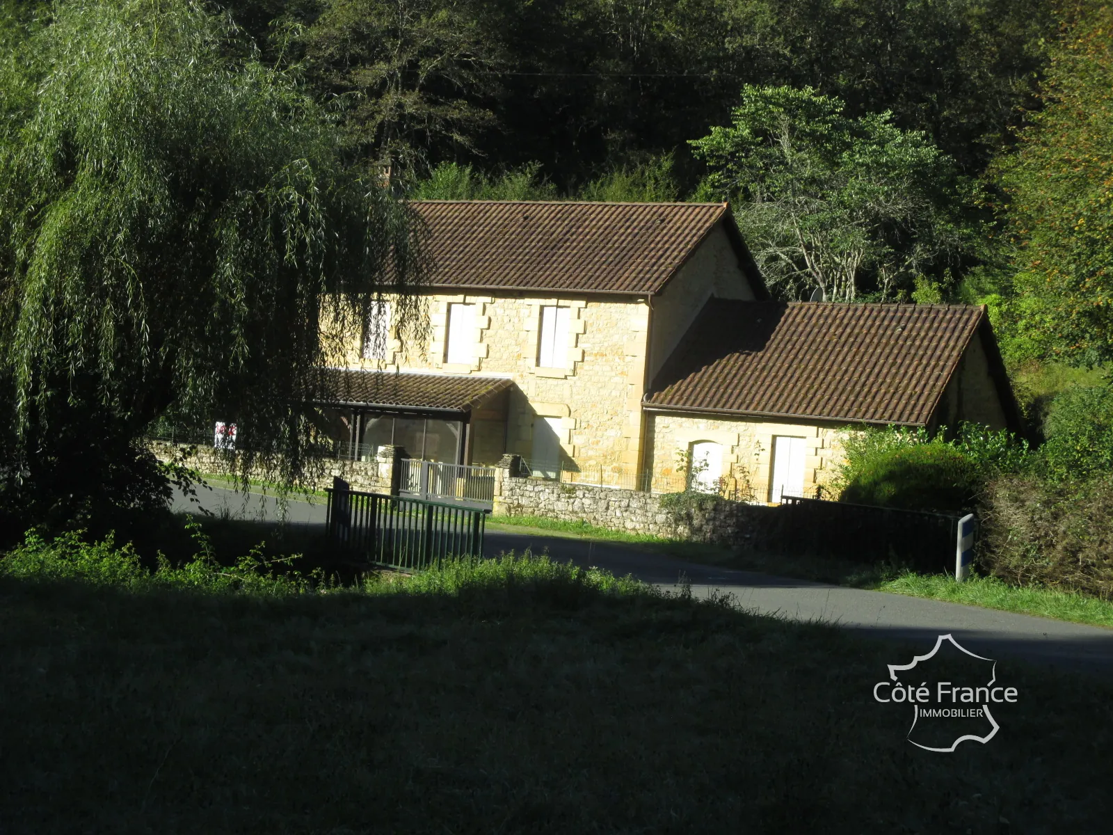 Ensemble immobilier en Dordogne avec maison, terrains et annexes - Opportunité unique 