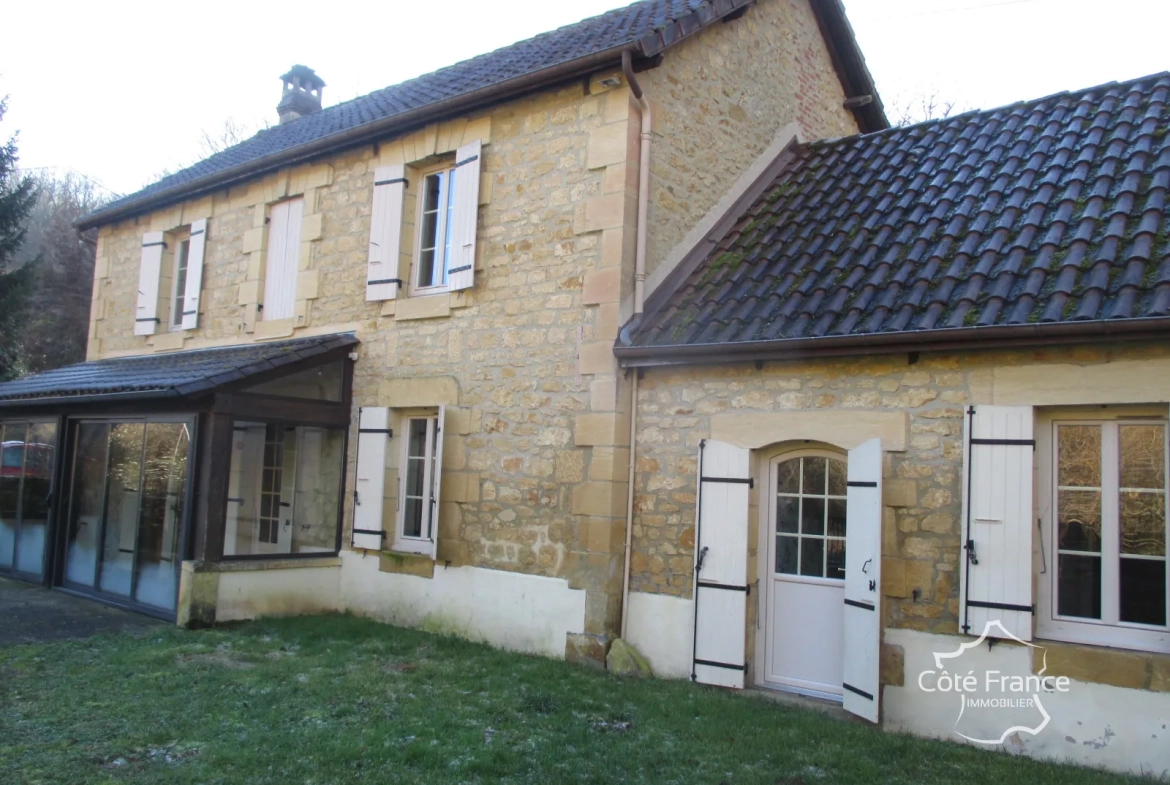 Ensemble immobilier en Dordogne avec maison, terrains et annexes - Opportunité unique 