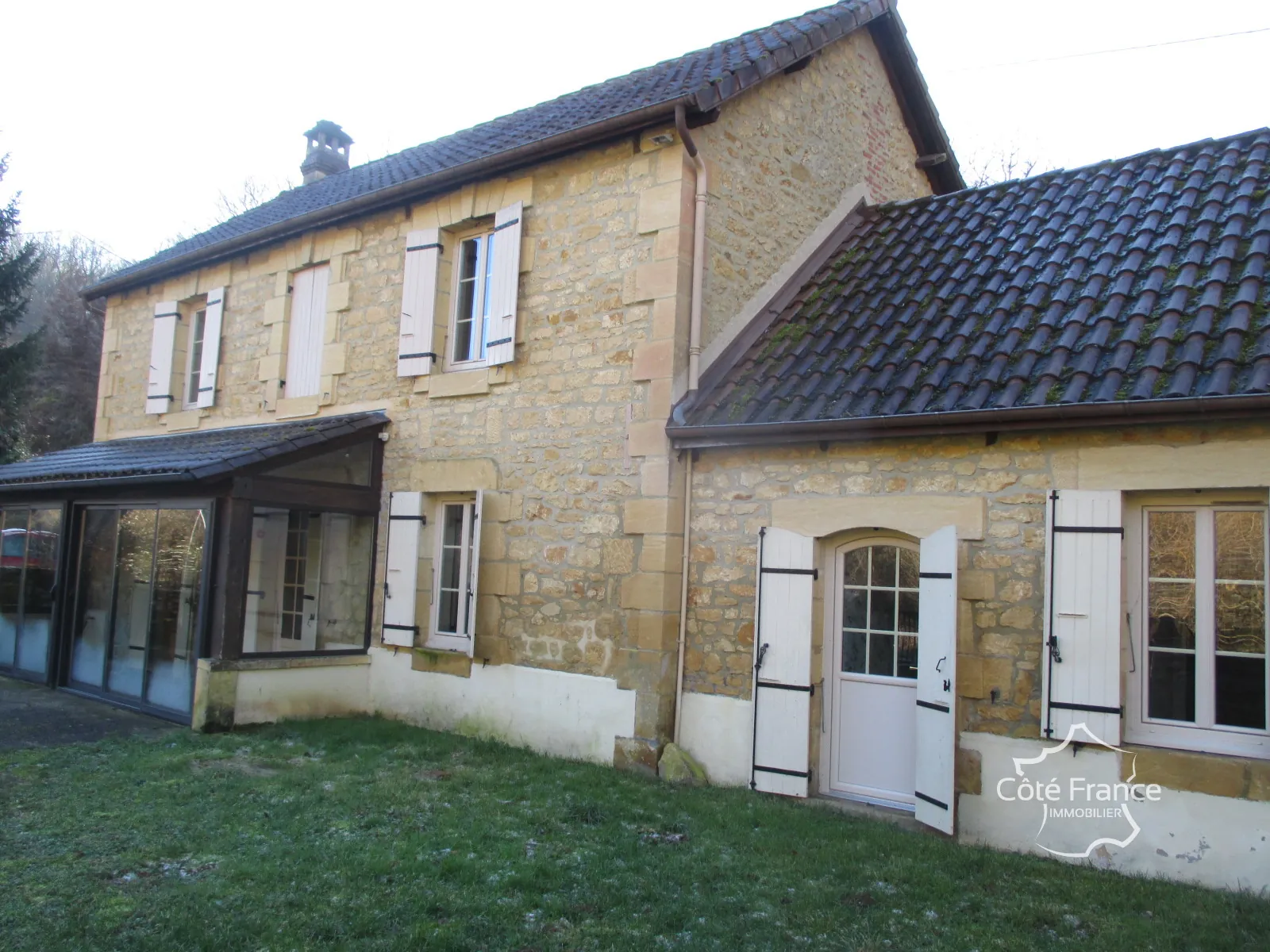 Ensemble immobilier en Dordogne avec maison, terrains et annexes - Opportunité unique 