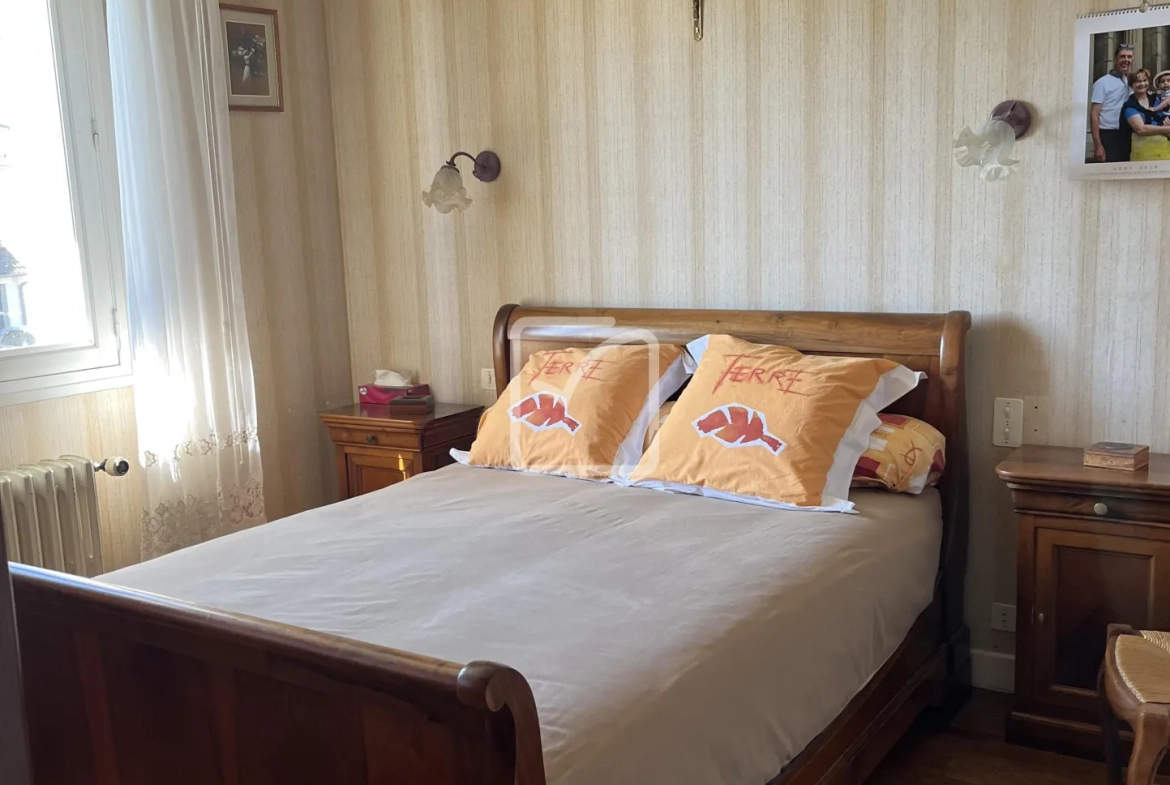 Maison 5 pièces à Objat (Corrèze) – 160 m² avec jardin et double entrée 