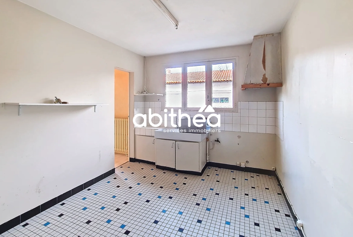 Appartement à rénover de 64m2 avec garage en hyper-centre de Saintes 