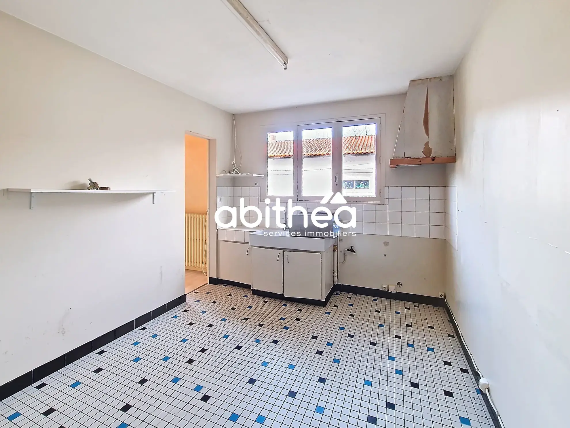 Appartement à rénover de 64m2 avec garage en hyper-centre de Saintes 