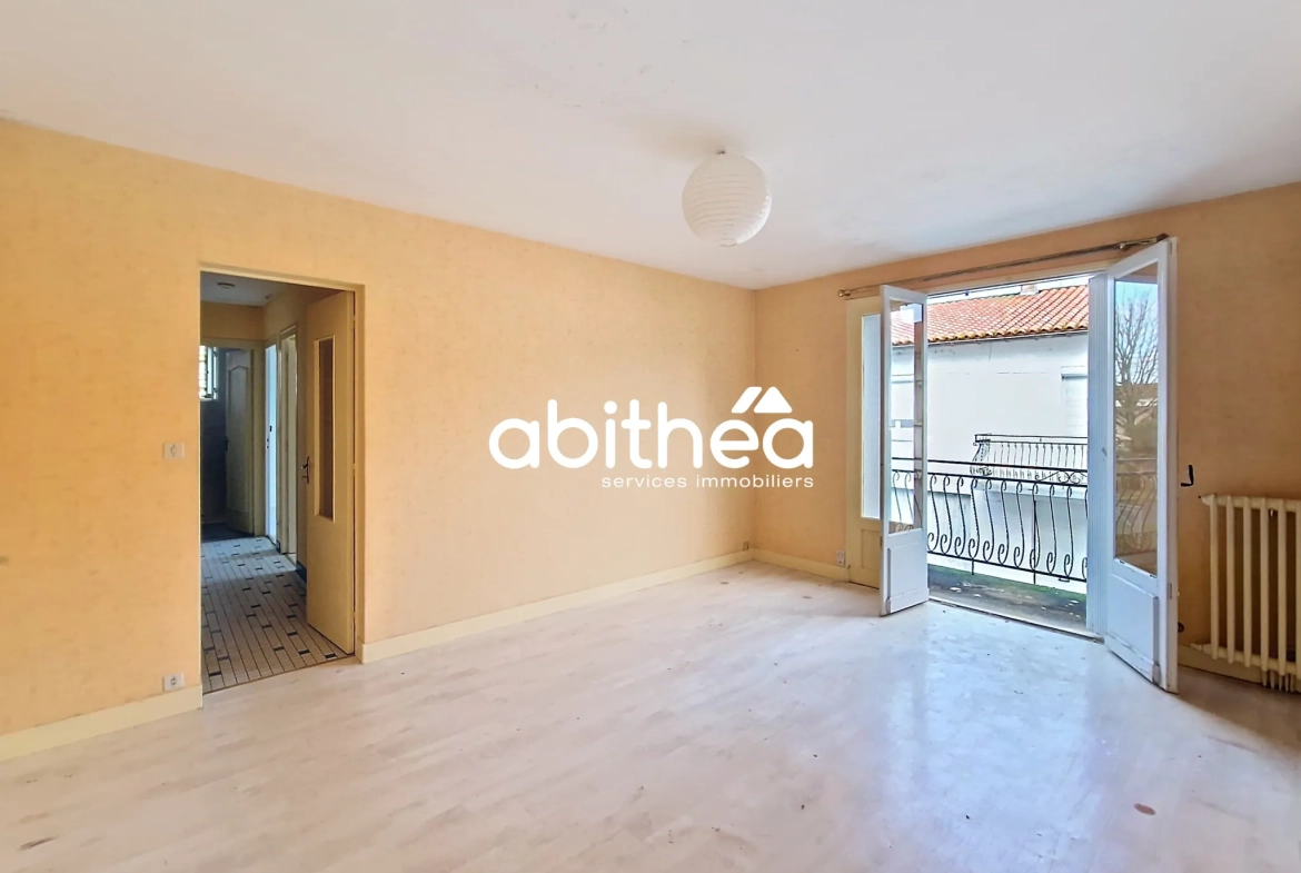 Appartement à rénover de 64m2 avec garage en hyper-centre de Saintes 