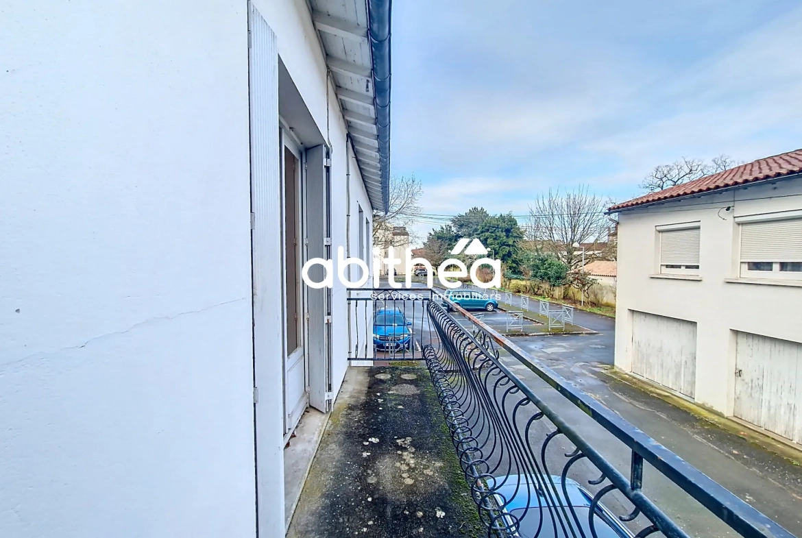 Appartement à rénover de 64m2 avec garage en hyper-centre de Saintes 