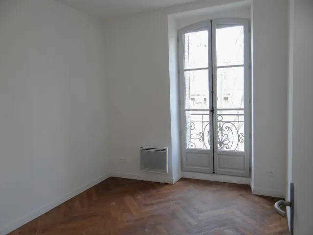 Appartement de 112 m² avec vue dégagée au dernier étage à Avignon 