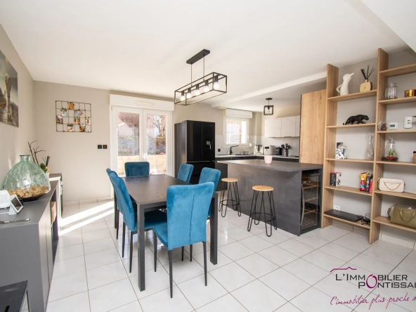Maison mitoyenne avec 2 chambres, terrasse et garage à Granges Narboz près de Pontarlier