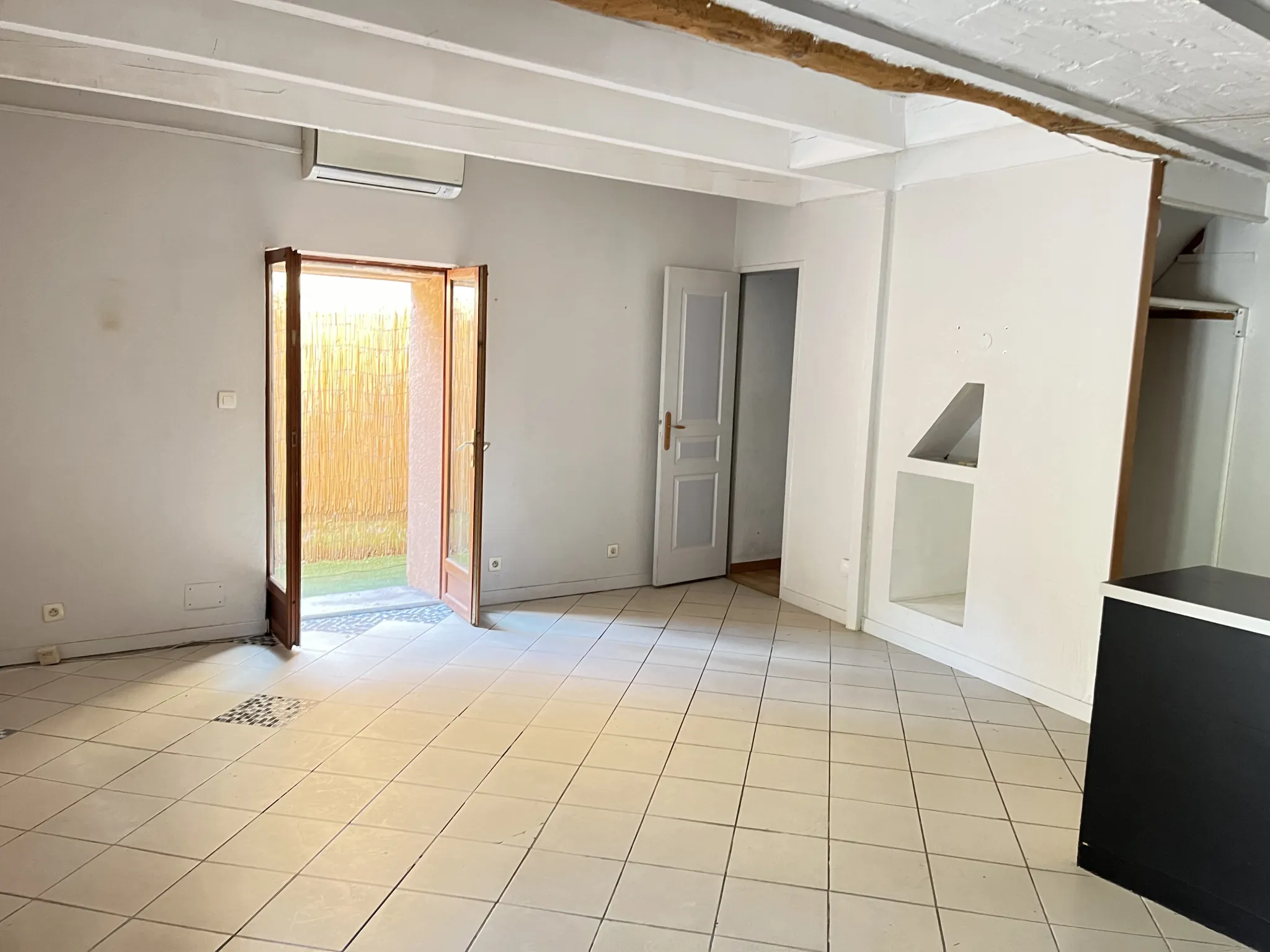 Maison de village T3/4 avec mezzanine et climatisation à Usclas d'Hérault 