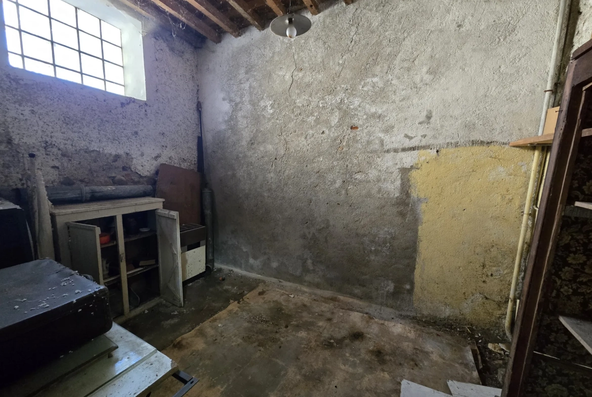 Maison à rénover de 130 m² au centre de Tournay, idéal investisseur 