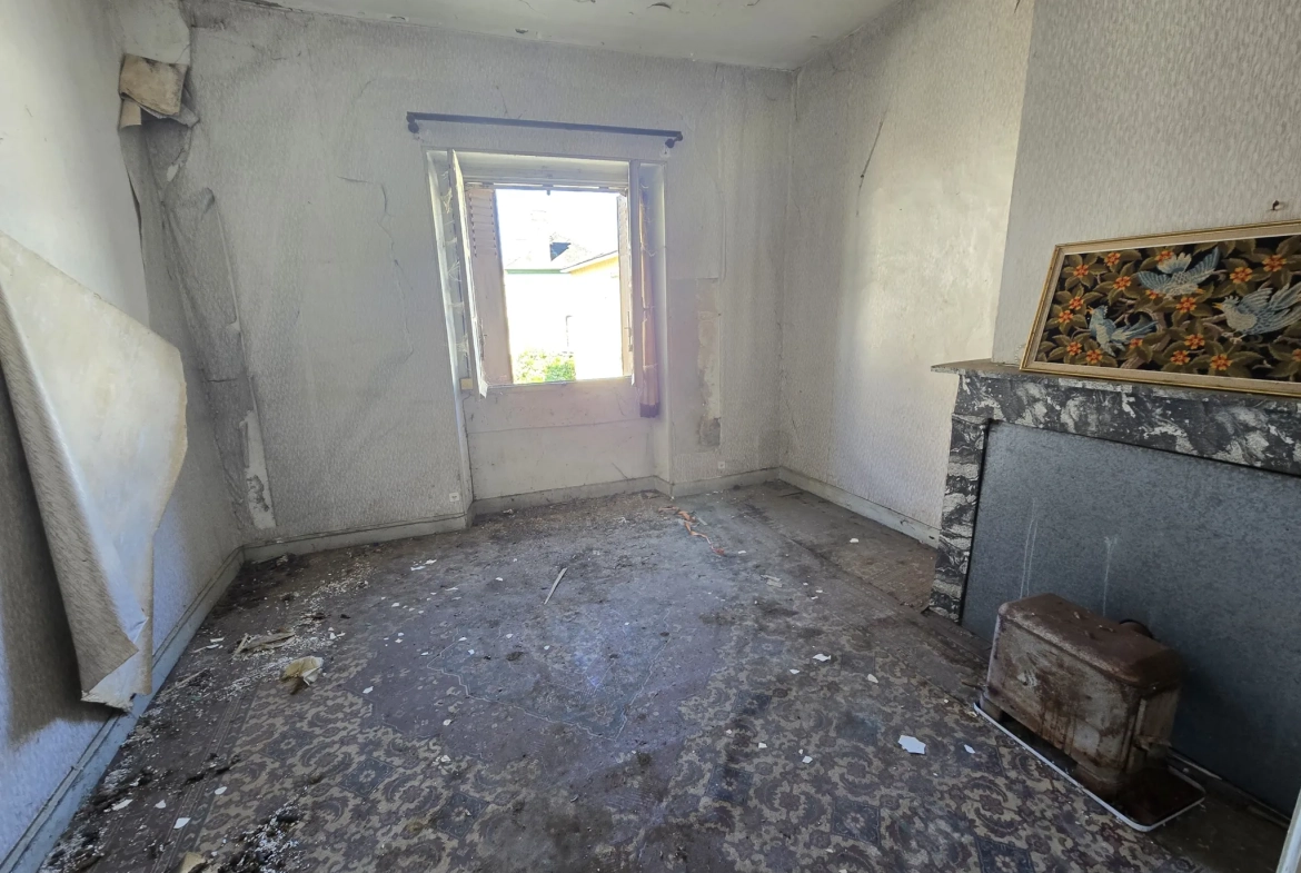 Maison à rénover de 130 m² au centre de Tournay, idéal investisseur 