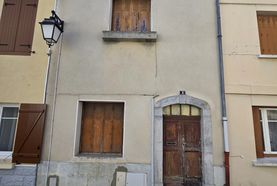 Maison à rénover de 130 m² au centre de Tournay, idéal investisseur 