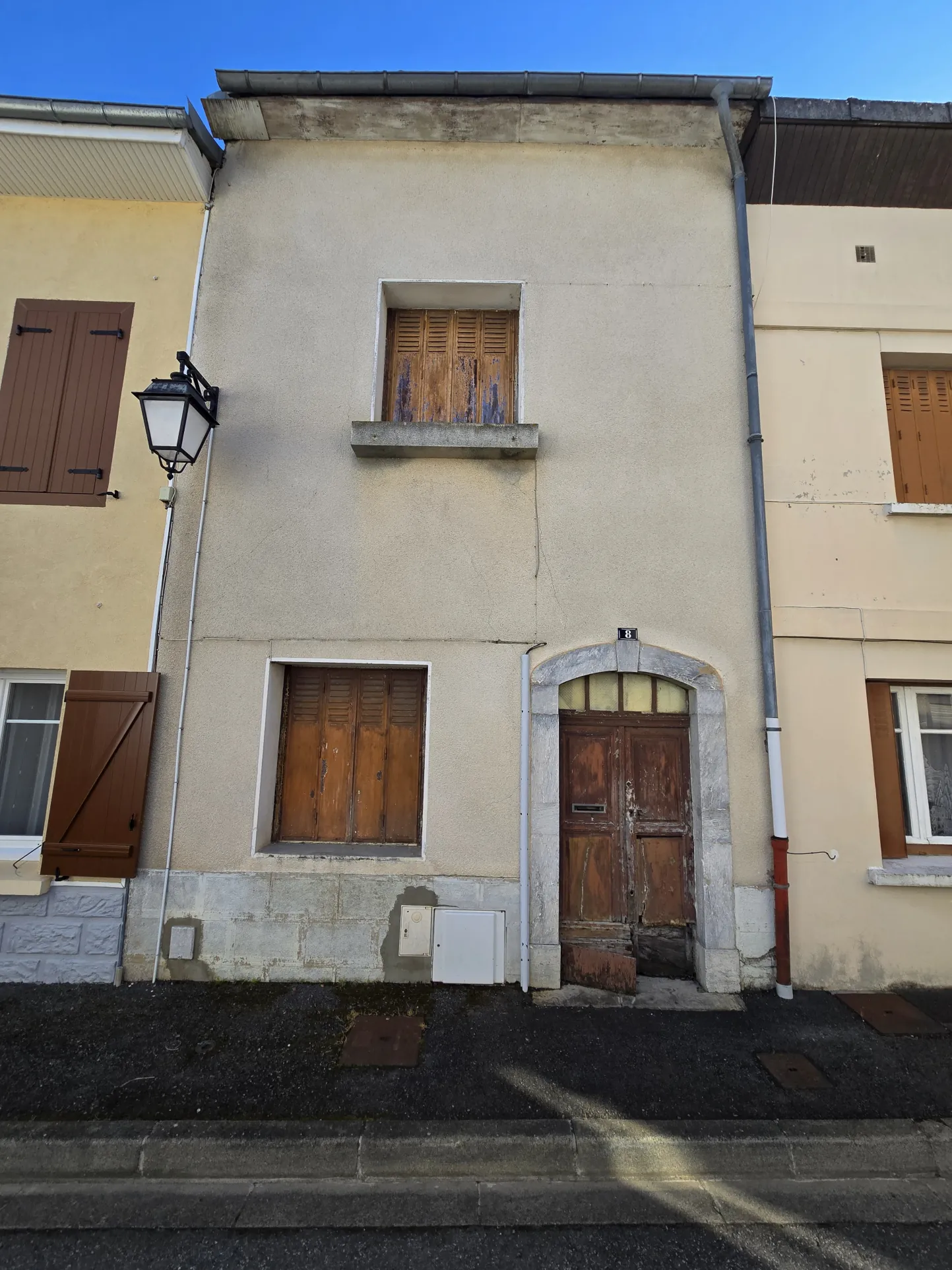 Maison à rénover de 130 m² au centre de Tournay, idéal investisseur 