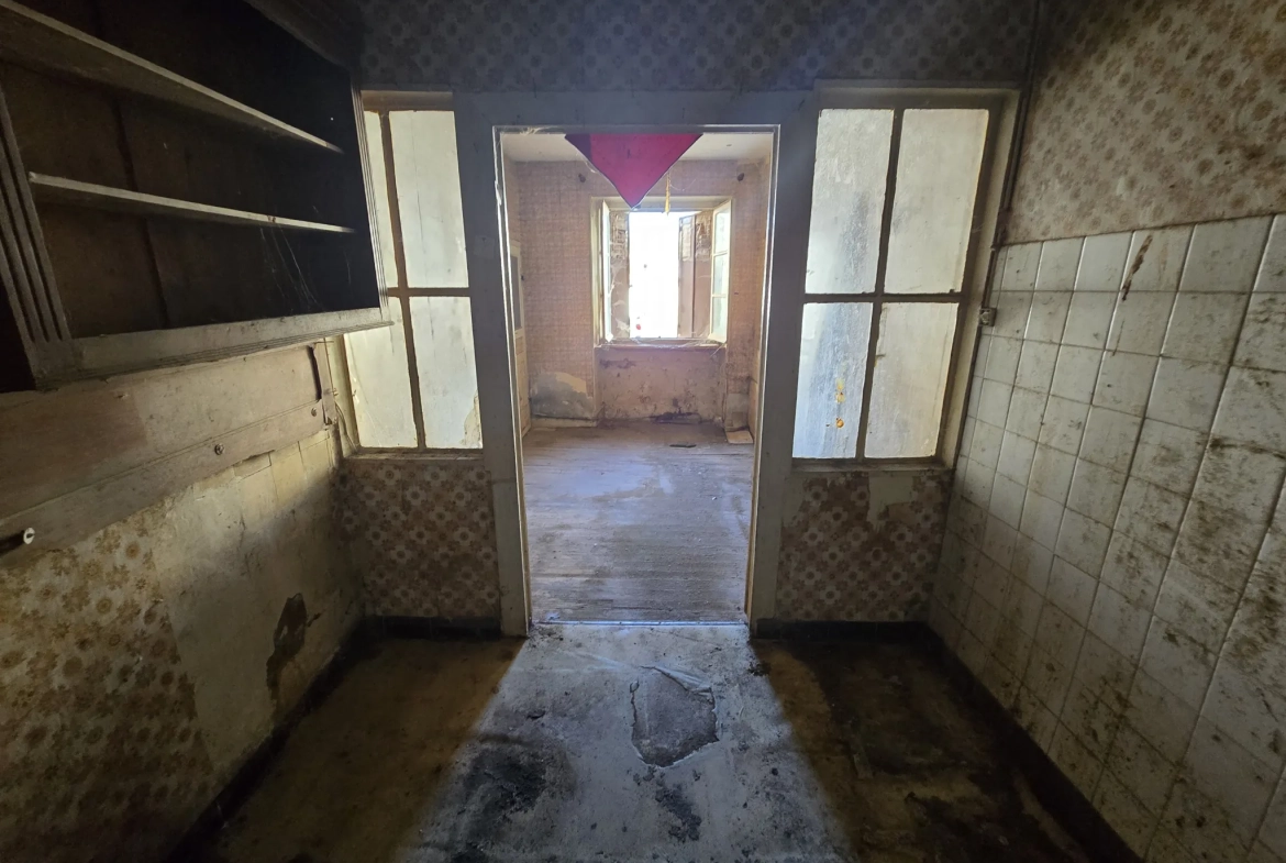 Maison à rénover de 130 m² au centre de Tournay, idéal investisseur 