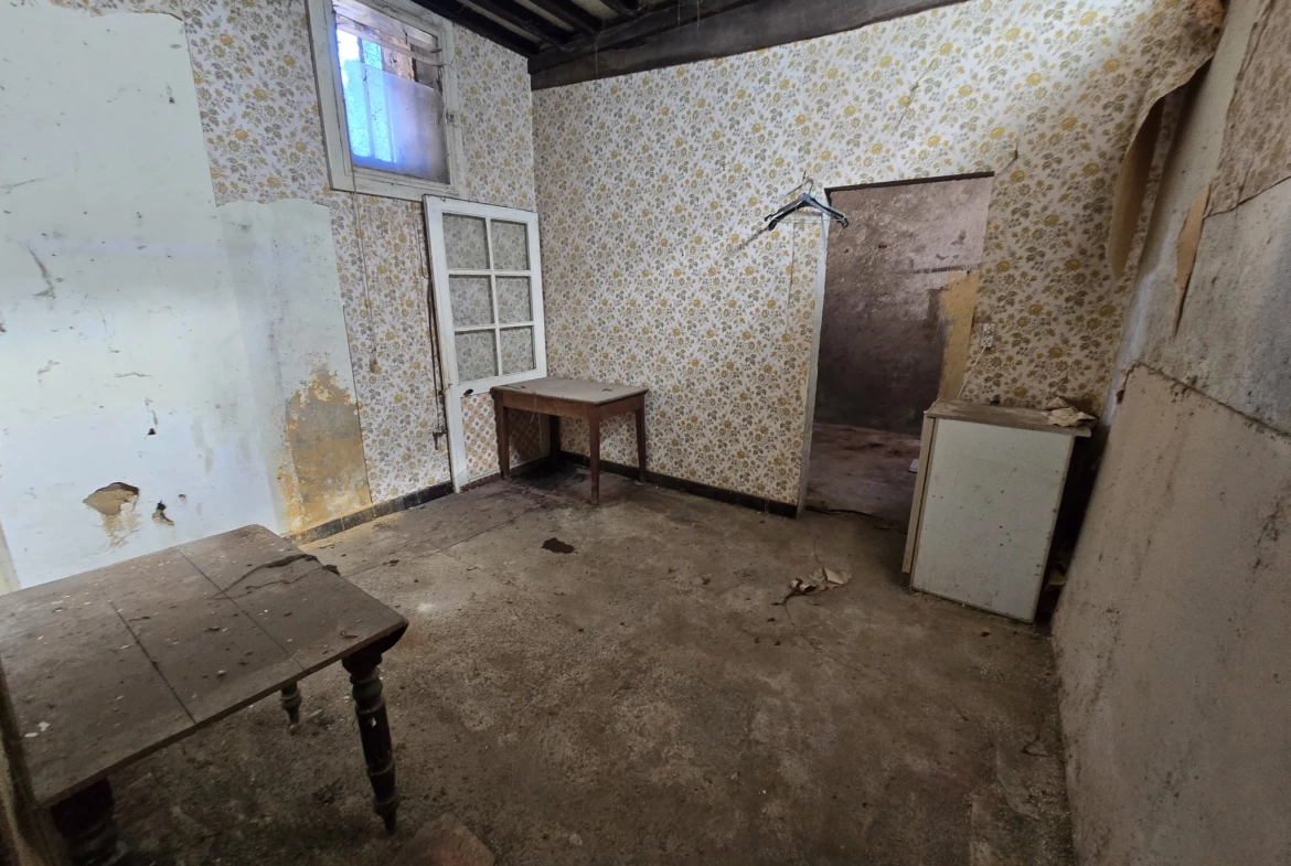 Maison à rénover de 130 m² au centre de Tournay, idéal investisseur 