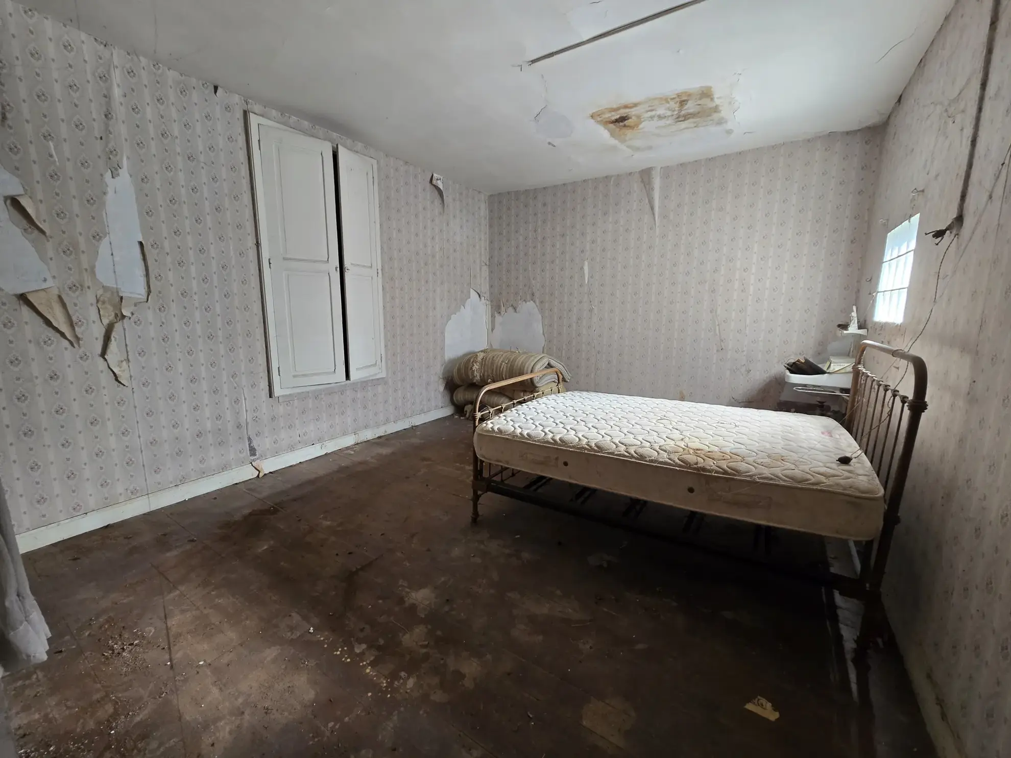 Maison à rénover de 130 m² au centre de Tournay, idéal investisseur 