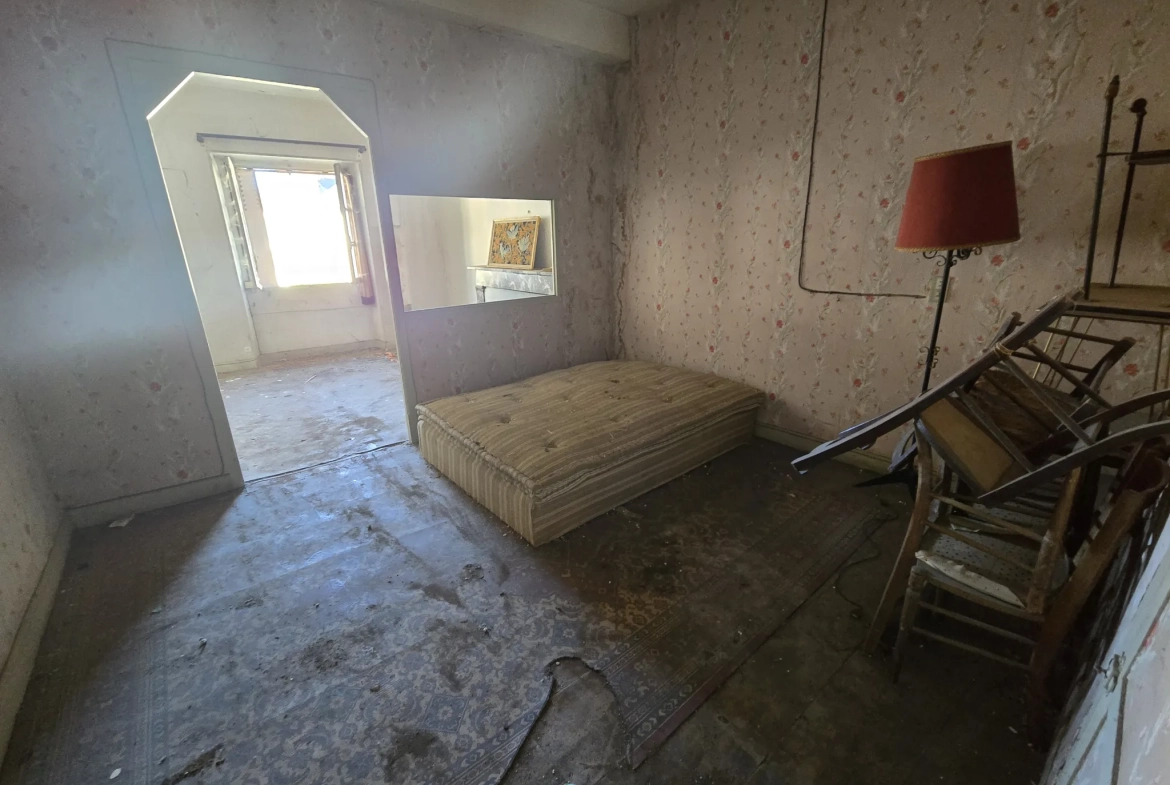 Maison à rénover de 130 m² au centre de Tournay, idéal investisseur 