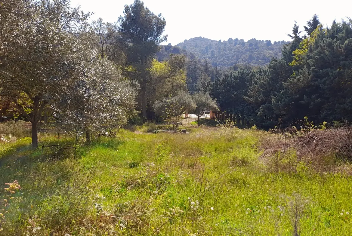 Terrain constructible de 629 m² au pied du Luberon à Robion 