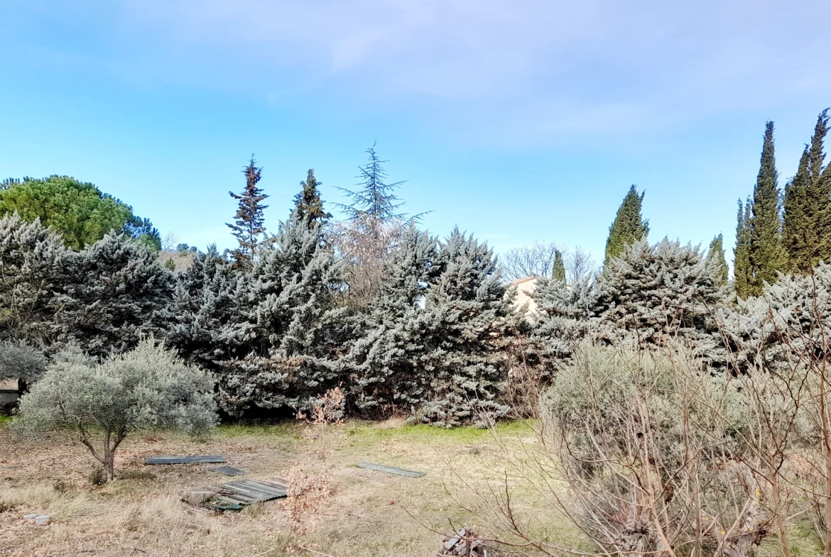 Terrain constructible de 629 m² au pied du Luberon à Robion 