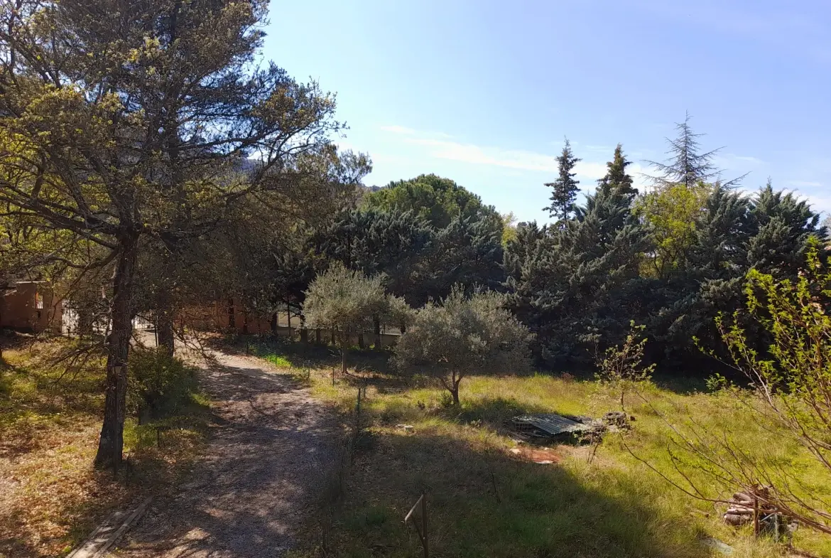 Terrain constructible de 629 m² au pied du Luberon à Robion 