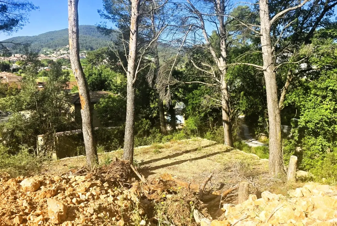 Terrain constructible de 757 m² à Cuers avec jolie vue 