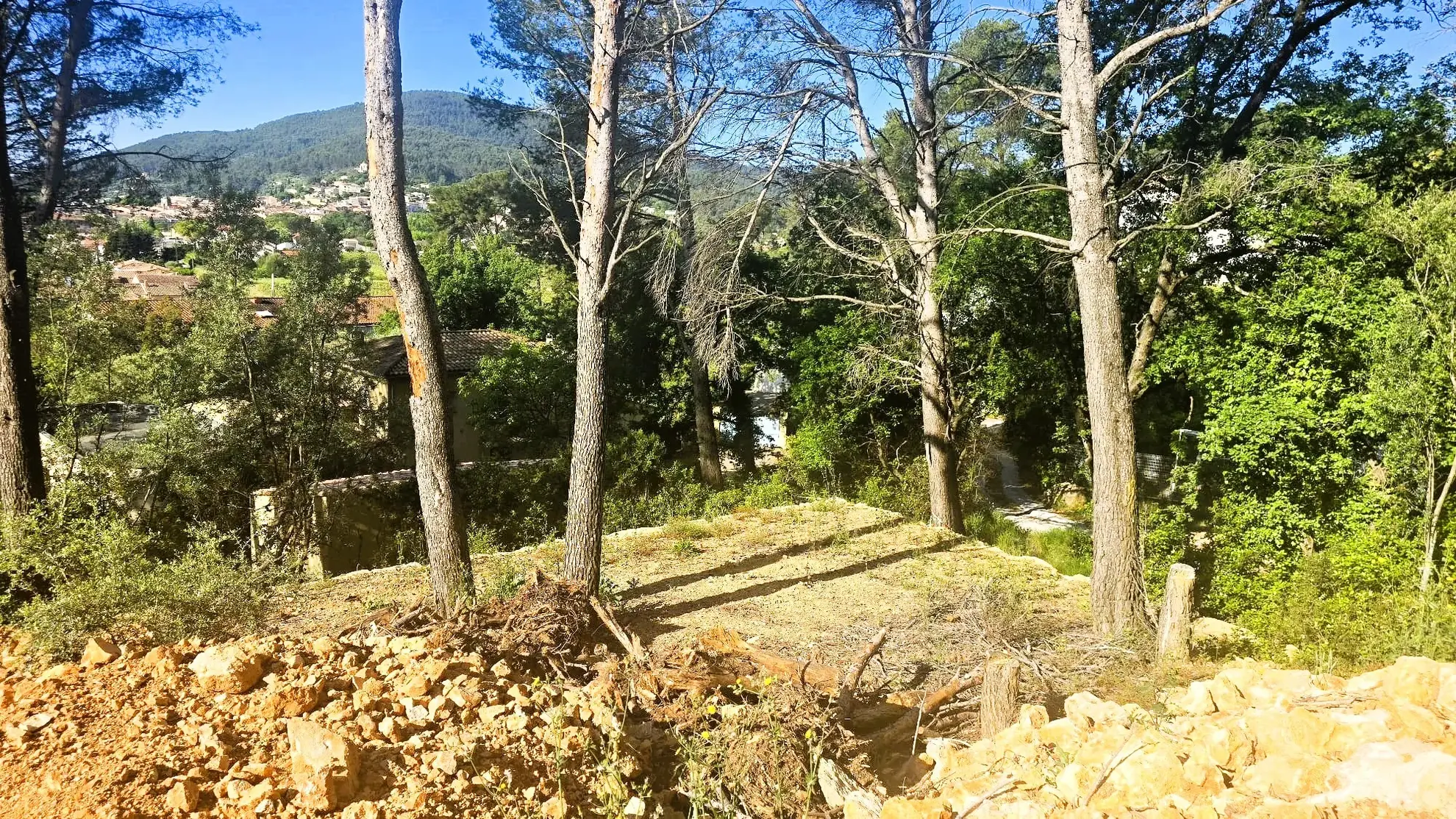 Terrain constructible de 757 m² à Cuers avec jolie vue 