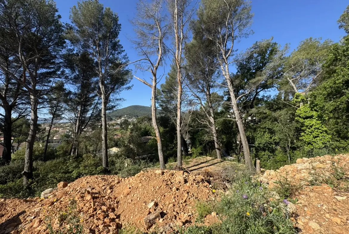 Terrain constructible de 757 m² à Cuers avec jolie vue 