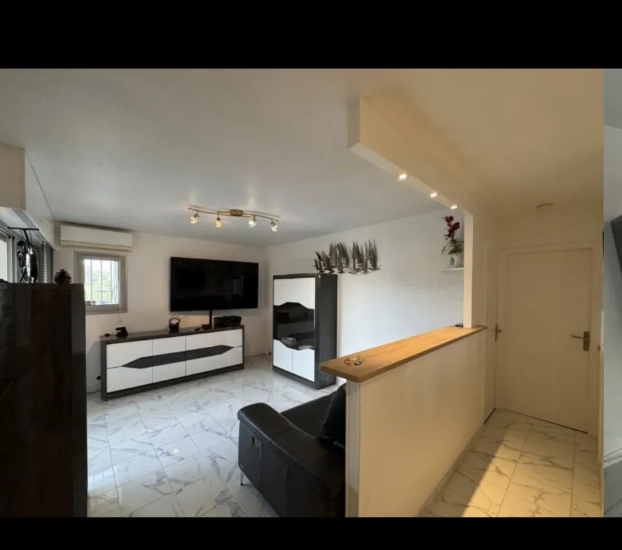 Appartement 2 pièces à vendre à Saint-Raphaël avec garage et loggia, parfait pour investisseur ou résidentiel 