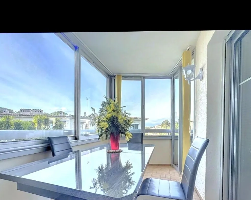 Appartement 2 pièces à vendre à Saint-Raphaël avec garage et loggia, parfait pour investisseur ou résidentiel 